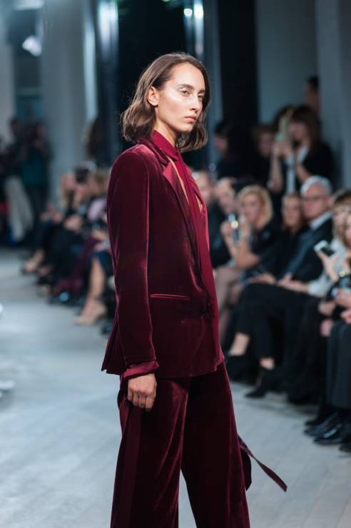 Daria Zhalina pokazie otwierającym The Designer Gallery wystąpiła w aksamitnym kombinezonie Bohoboco