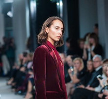 Daria Zhalina pokazie otwierającym The Designer Gallery wystąpiła w aksamitnym kombinezonie Bohoboco
