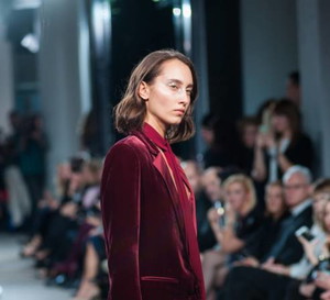 Daria Zhalina pokazie otwierającym The Designer Gallery wystąpiła w aksamitnym kombinezonie Bohoboco