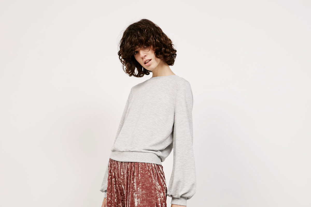 Wyprzedaże w Bershka: Sweter z bufiastymi rękawami