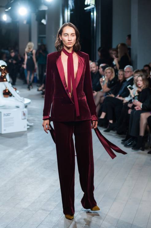 Daria Zhalina pokazie otwierającym The Designer Gallery wystąpiła w aksamitnym kombinezonie Bohoboco
