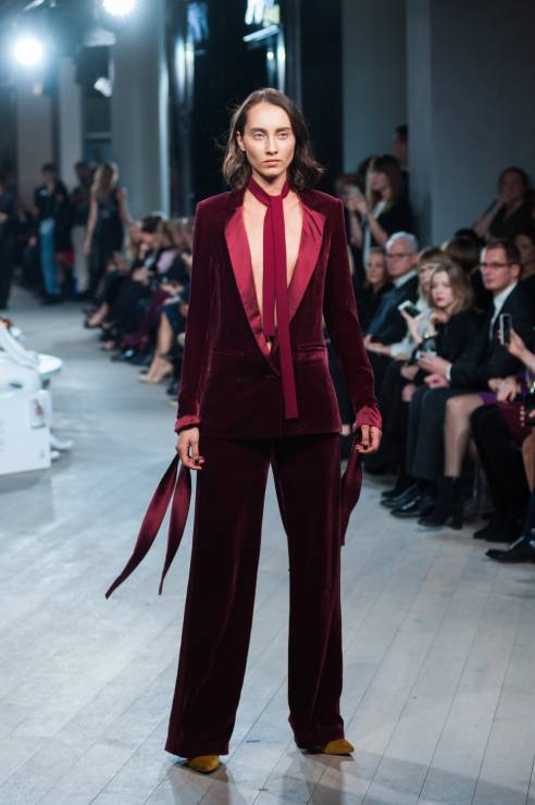 Daria Zhalina pokazie otwierającym The Designer Gallery wystąpiła w aksamitnym kombinezonie Bohoboco