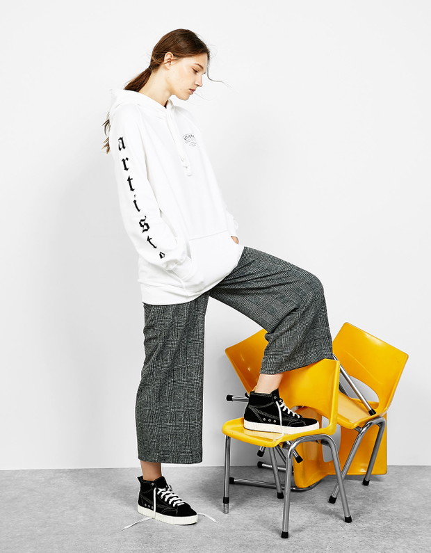Wyprzedaże w Bershka: Bluza z gotyckimi literami