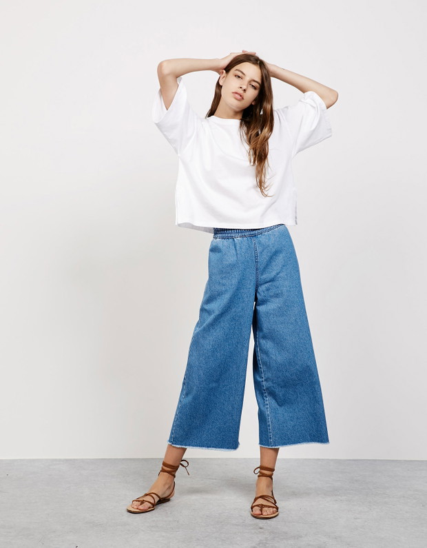 Wyprzedaże w Bershka: Jeansowe spodnie z gumką w pasie i krótkimi nogawkami