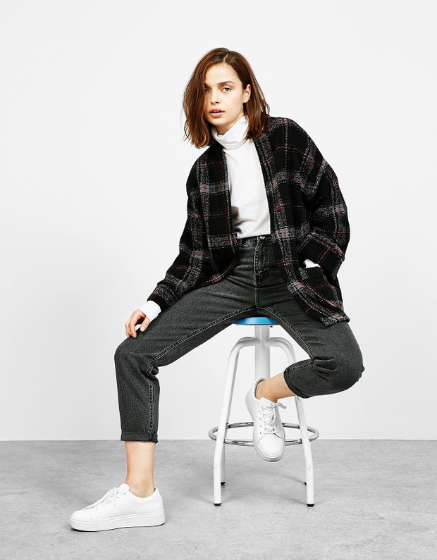 Wyprzedaże w Bershka: Kardigan bez zapięcia z kieszeniami