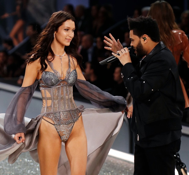 Bella Hadid i The Weeknd na pokazie Victoria