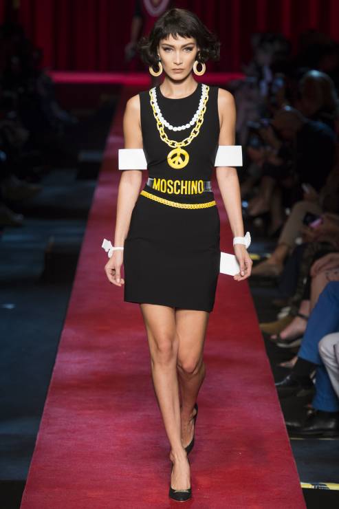 Bella Hadid w pokazie Moschino wiosna/lato 2017