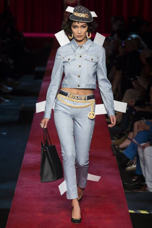 Bella Hadid w pokazie Moschino wiosna/lato 2017