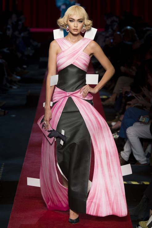 Gigi Hadid w pokazie Moschino wiosna/lato 2017