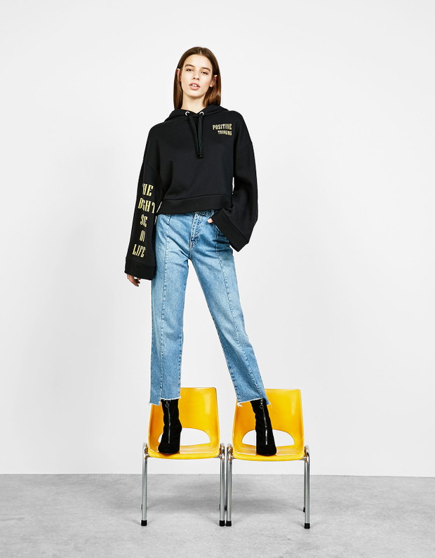 Wyprzedaże w Bershka: Bluza z kapturem i napisem z przodu