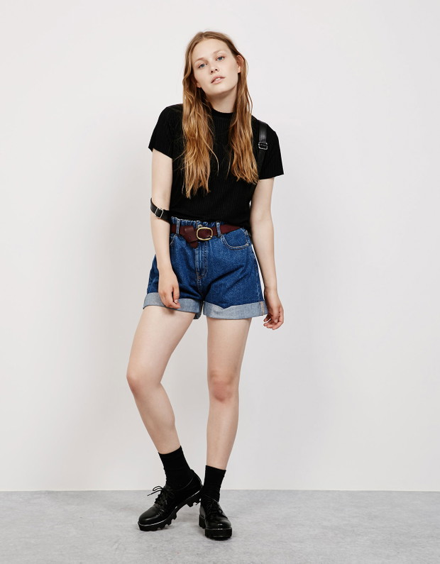 Wyprzedaże w Bershka: Luźne spodenki jeansowe z gumką w pasie i wywiniętymi nogawkami