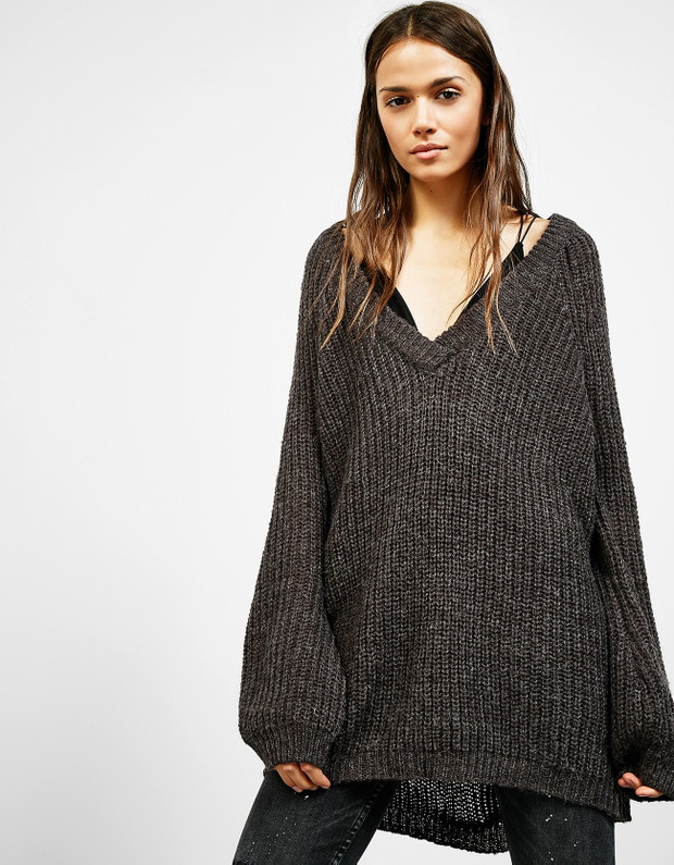 Wyprzedaże w Bershka: Szeroki sweter z dekoltem w serek