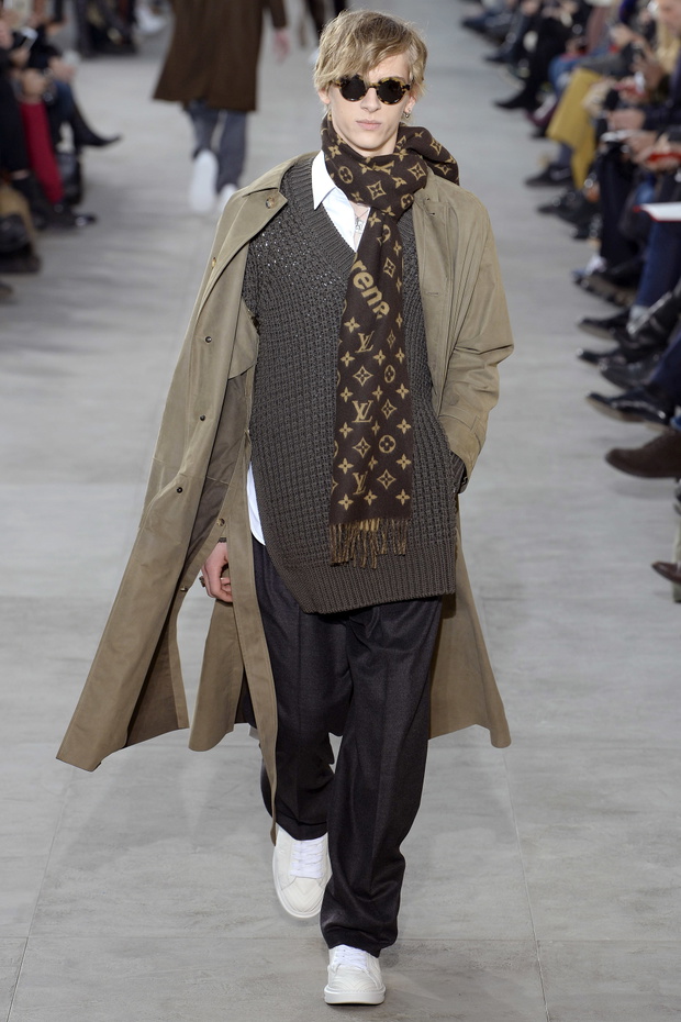 Dominik Sadoch podczas pokazu Louis Vuitton jesień-zima 2017/18 w Paryżu