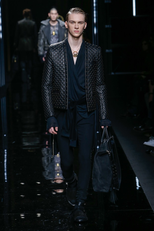 Dominik Sadoch w pokazie Balmain jesień-zima 2017/18 na paryskim tygodniu mody męskiej
