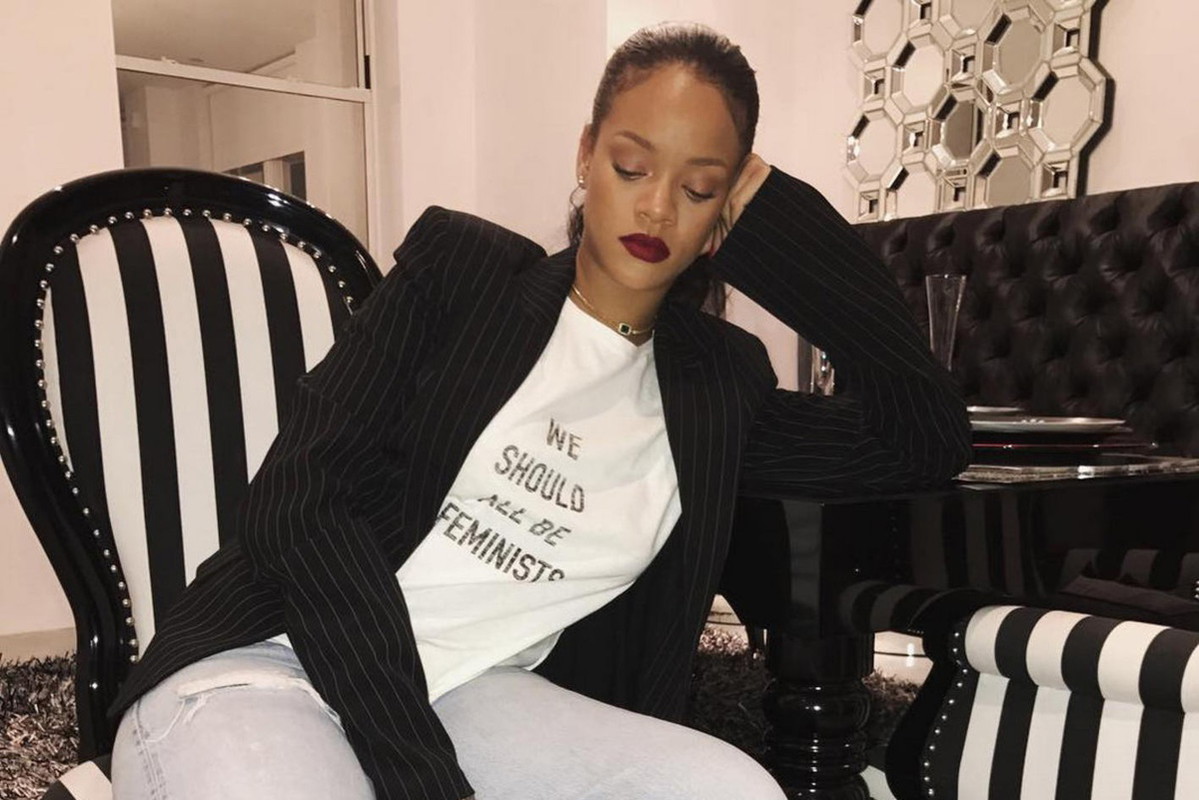 Rihanna w koszulce "We should all be feminists" Dior