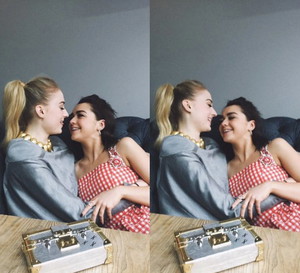 Sophie Turner i Maisie Williams pojawią się w najnowszym odcinku "Carpool Karaoke: The Series"