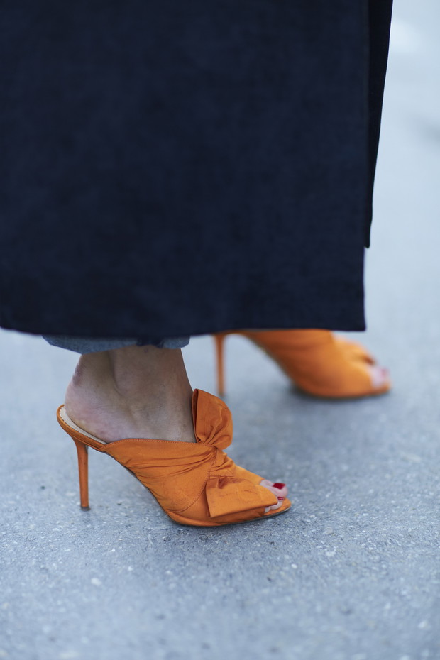 Street fashion: buty na tygodniach mody