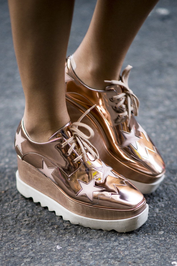 Street fashion: buty na tygodniach mody