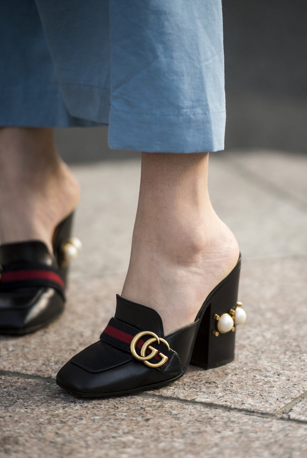 Street fashion: buty na tygodniach mody