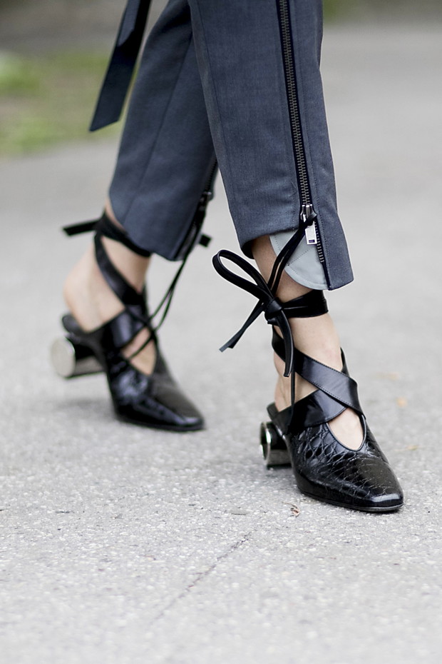 Street fashion: buty na tygodniach mody