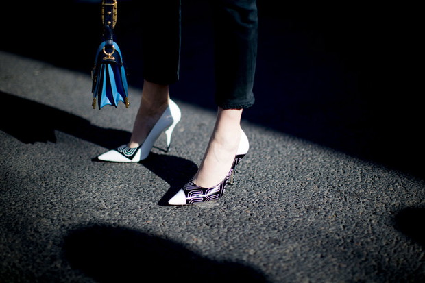 Street fashion: buty na tygodniach mody
