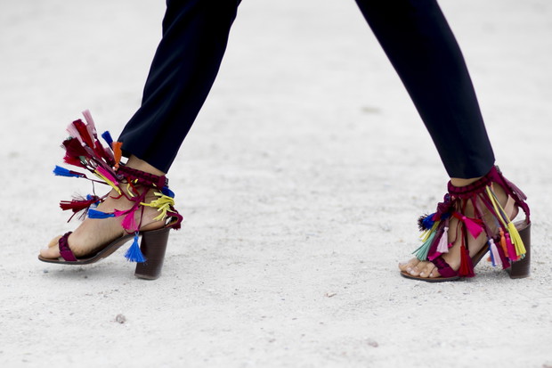 Street fashion: buty na tygodniach mody