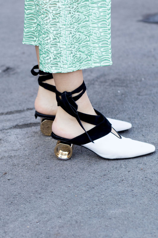 Street fashion: buty na tygodniach mody