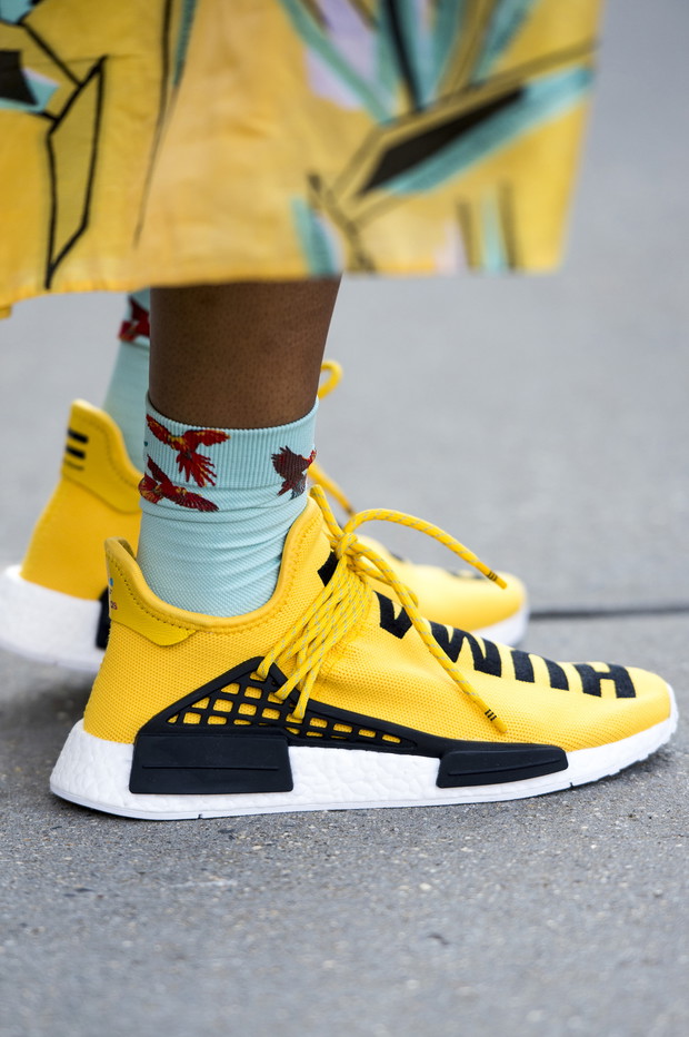 Street fashion: buty na tygodniach mody