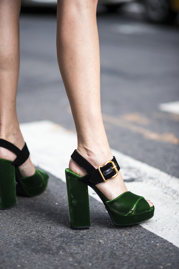 Street fashion: buty na tygodniach mody