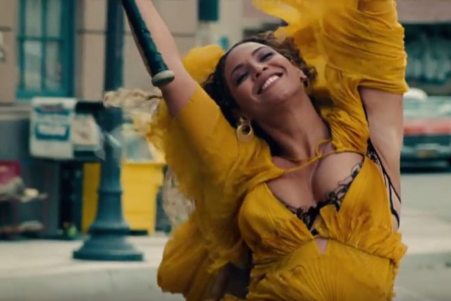 Beyoncé w teledysku do utworu „Hold Up” z płyty „Lemonade”