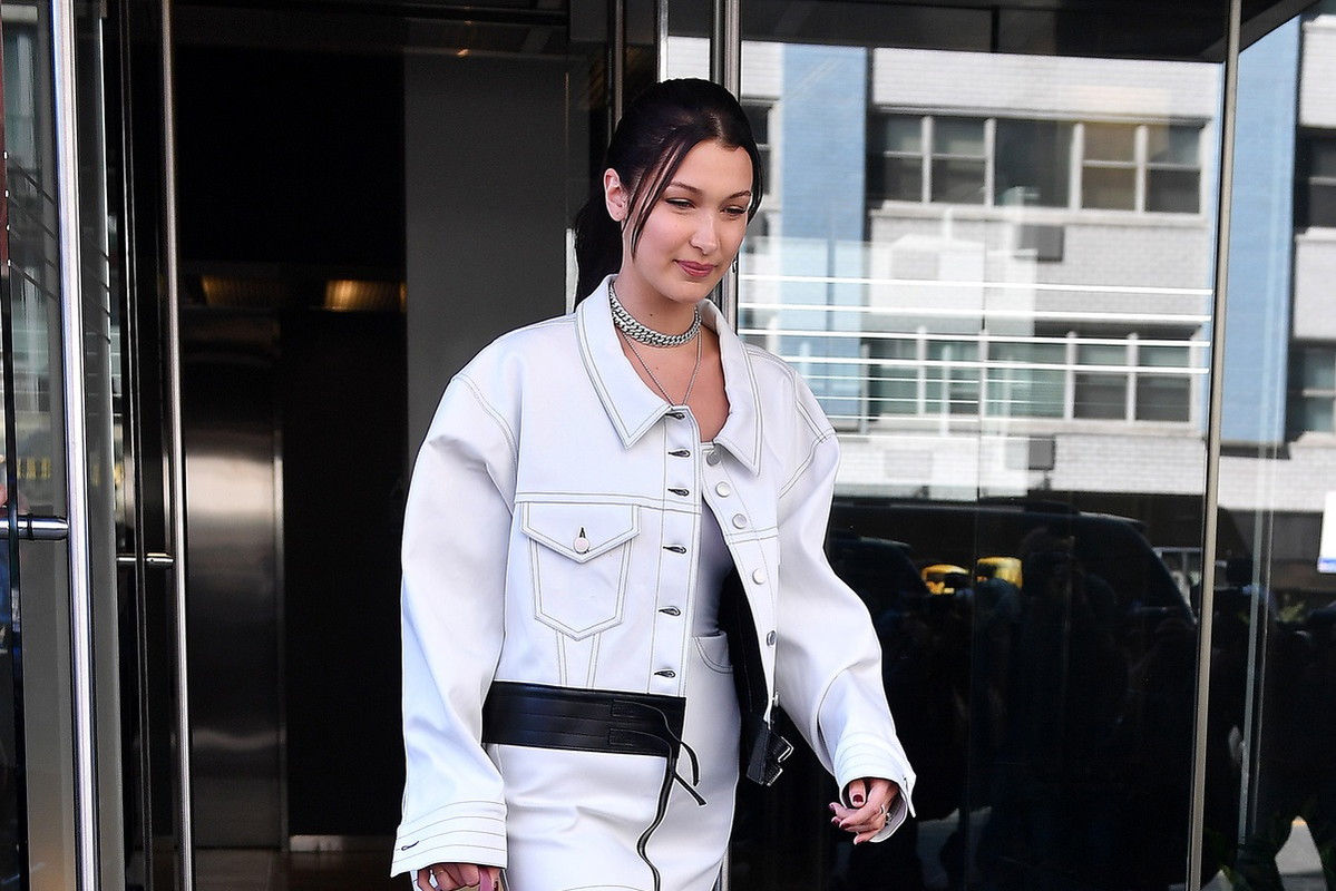Bella Hadid w białych botkach
