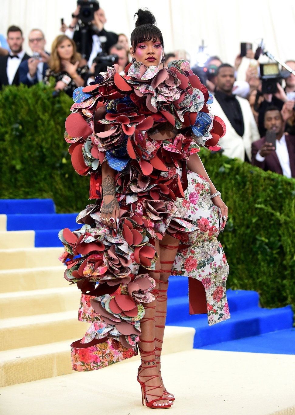 Rihanna na Met Gala 2017 w kreacji Comme des Garçons