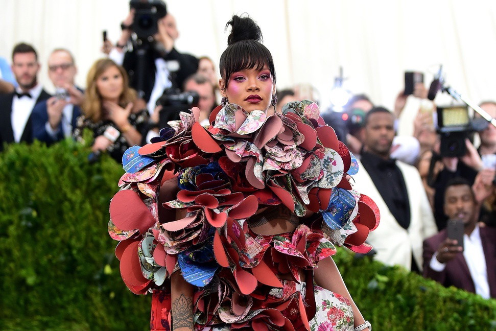 Rihanna na Met Gala 2017 w kreacji Comme des Garçons