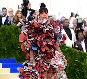 Rihanna na Met Gala 2017 w kreacji Comme des Garçons