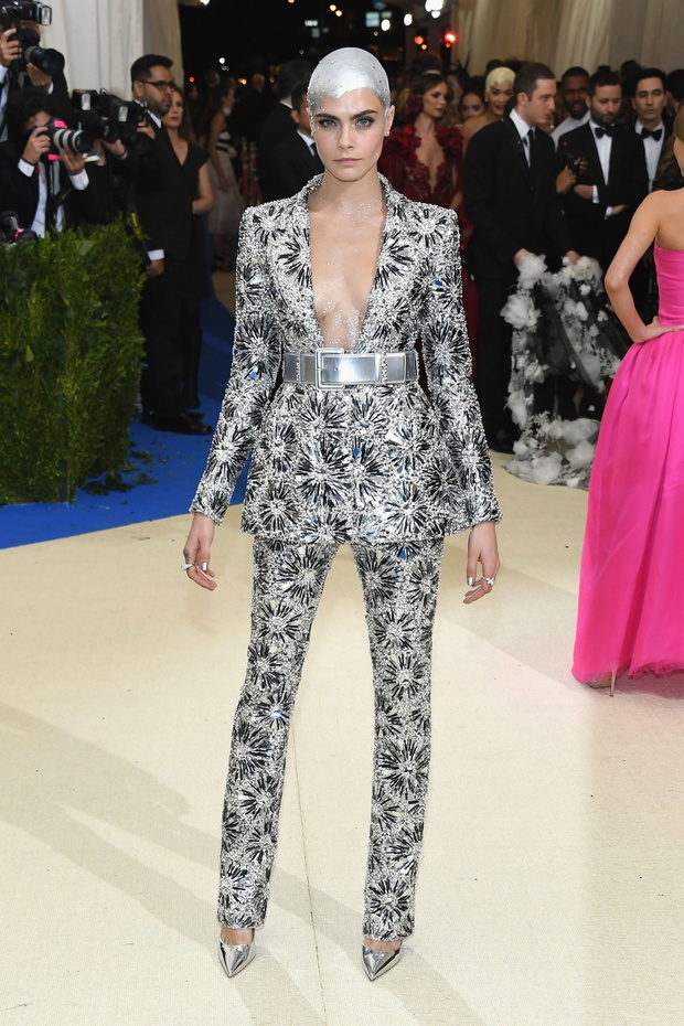 Cara Delevingne na Met Gala 2017 w garniturze Chanel