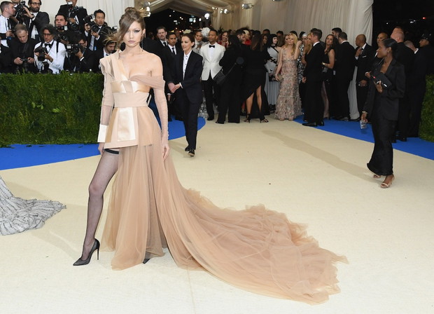 Gigi Hadid na Met Gala 2017 w kreacji Tommy Hilfiger