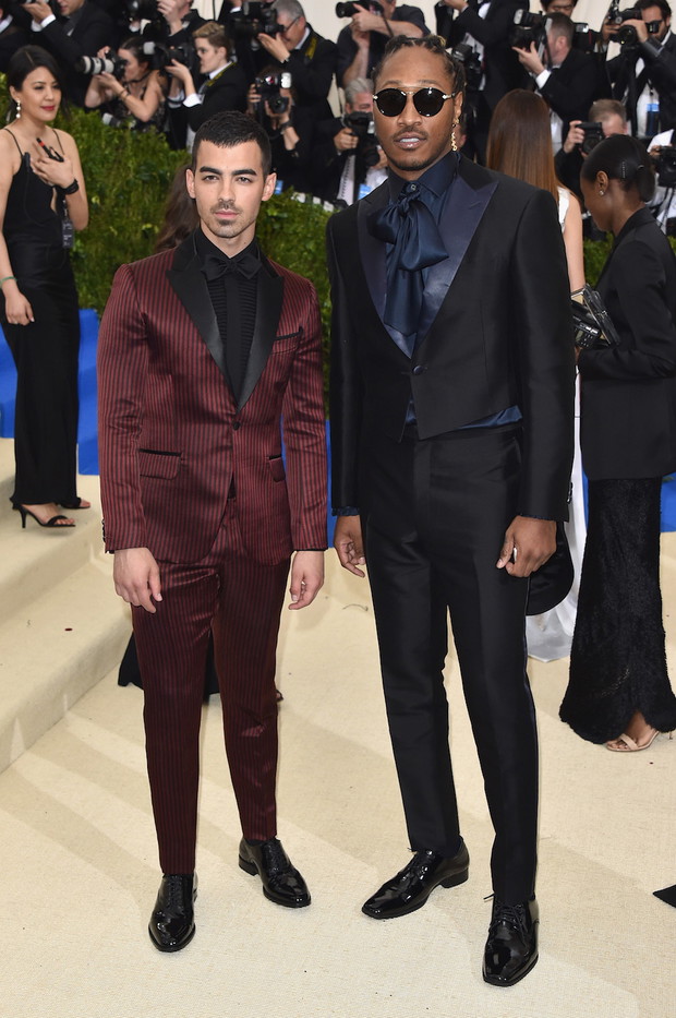 Joe Jonas i raper Future w projektach marki H&M na Met Gala 2017