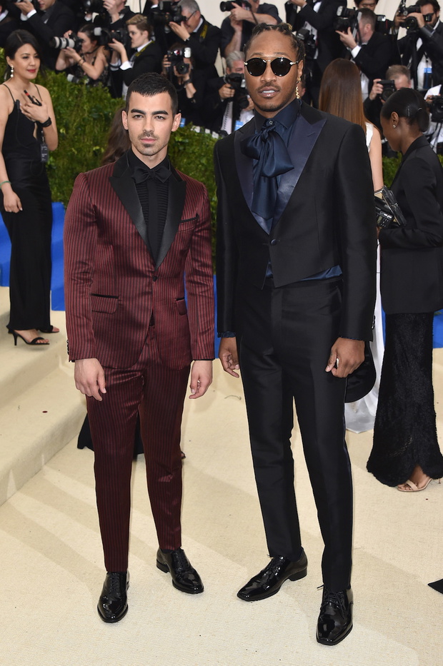 Joe Jonas i raper Future w projektach marki H&M na Met Gala 2017