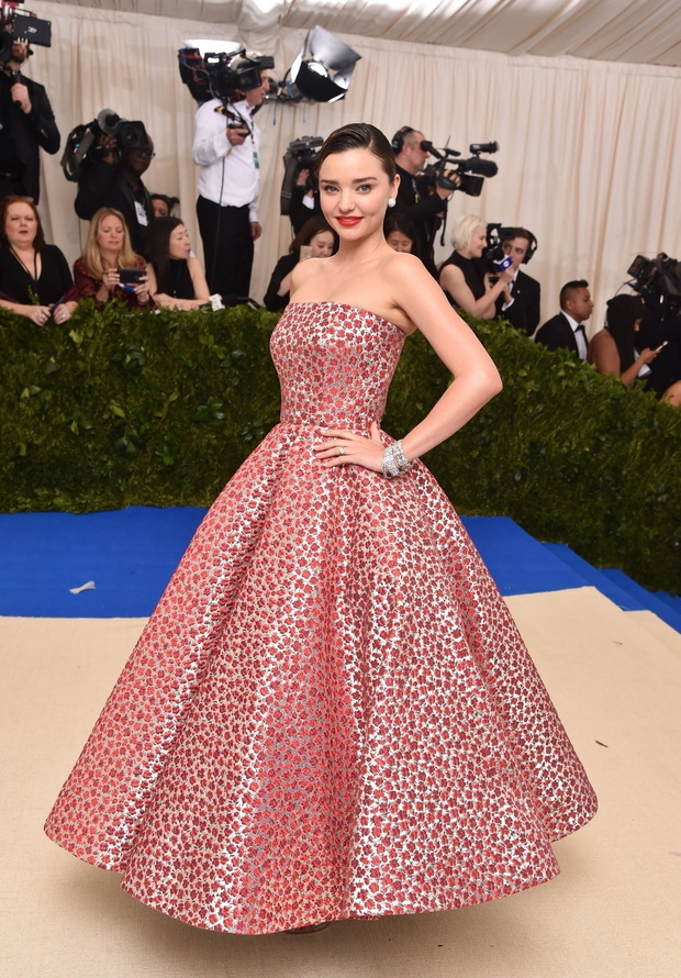 Miranda Kerr w kreacji Oscar de la Renta na Met Gala 2017