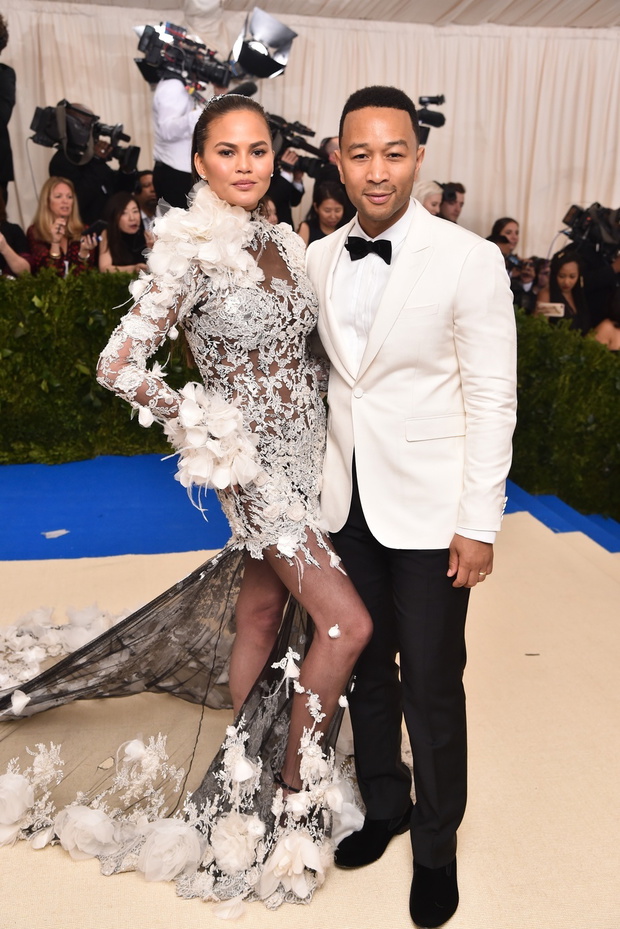 Chrissy Teigen w kreacji Marchesa i John Legend w Burberry na Met Gala 2017