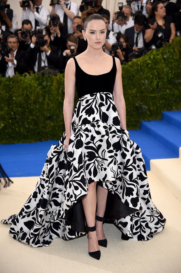 Daisy Ridley w kreacji Oscar de la Renta na Met Gala 2017