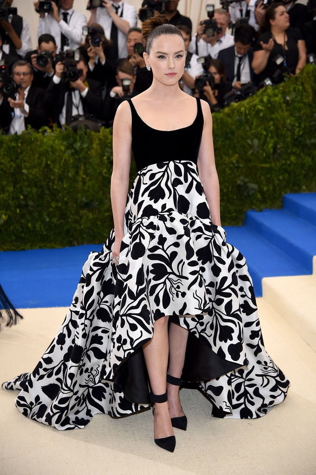 Daisy Ridley w kreacji Oscar de la Renta na Met Gala 2017