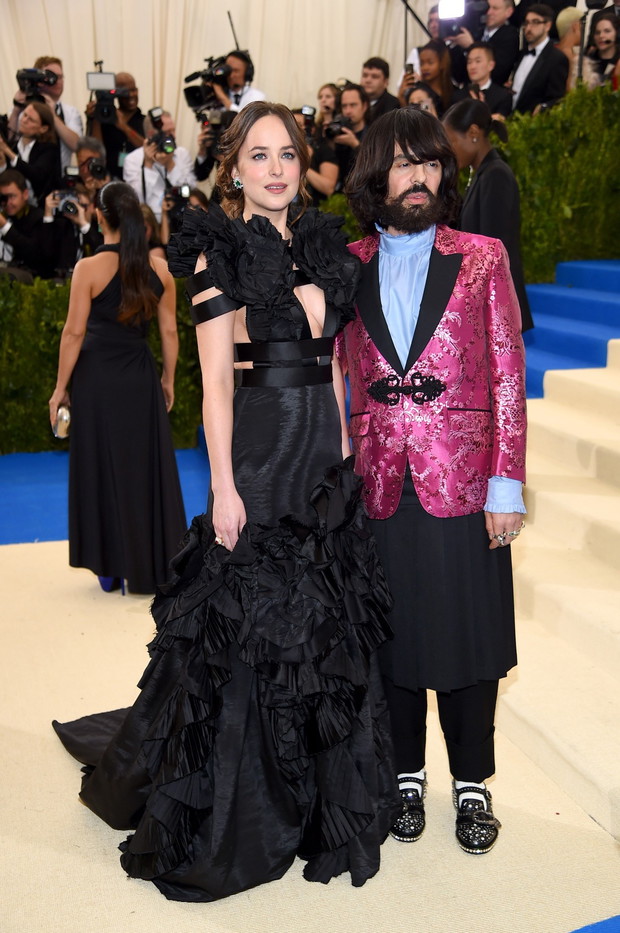 Dakota Johnson i Alessandro Michele na Met Gala 2017 - oboje w projektach Gucc