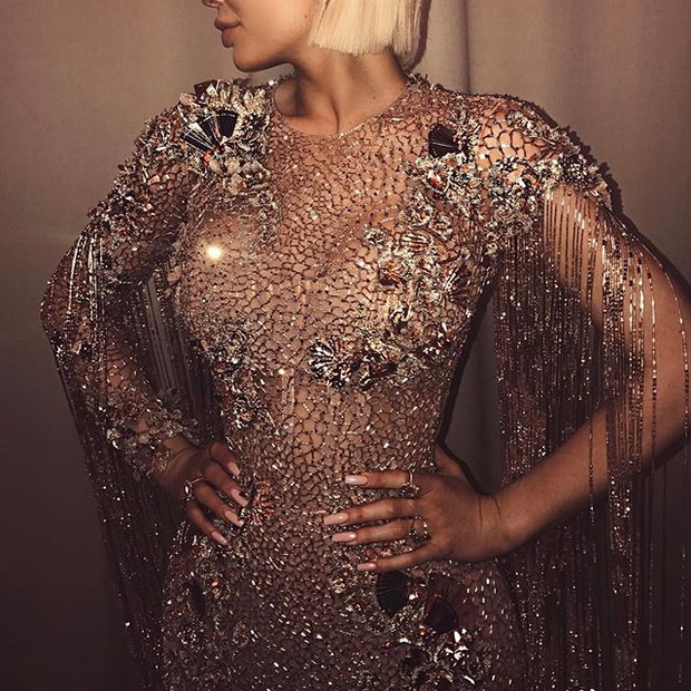 Detale kreacji Kylie Jenner marki Versace