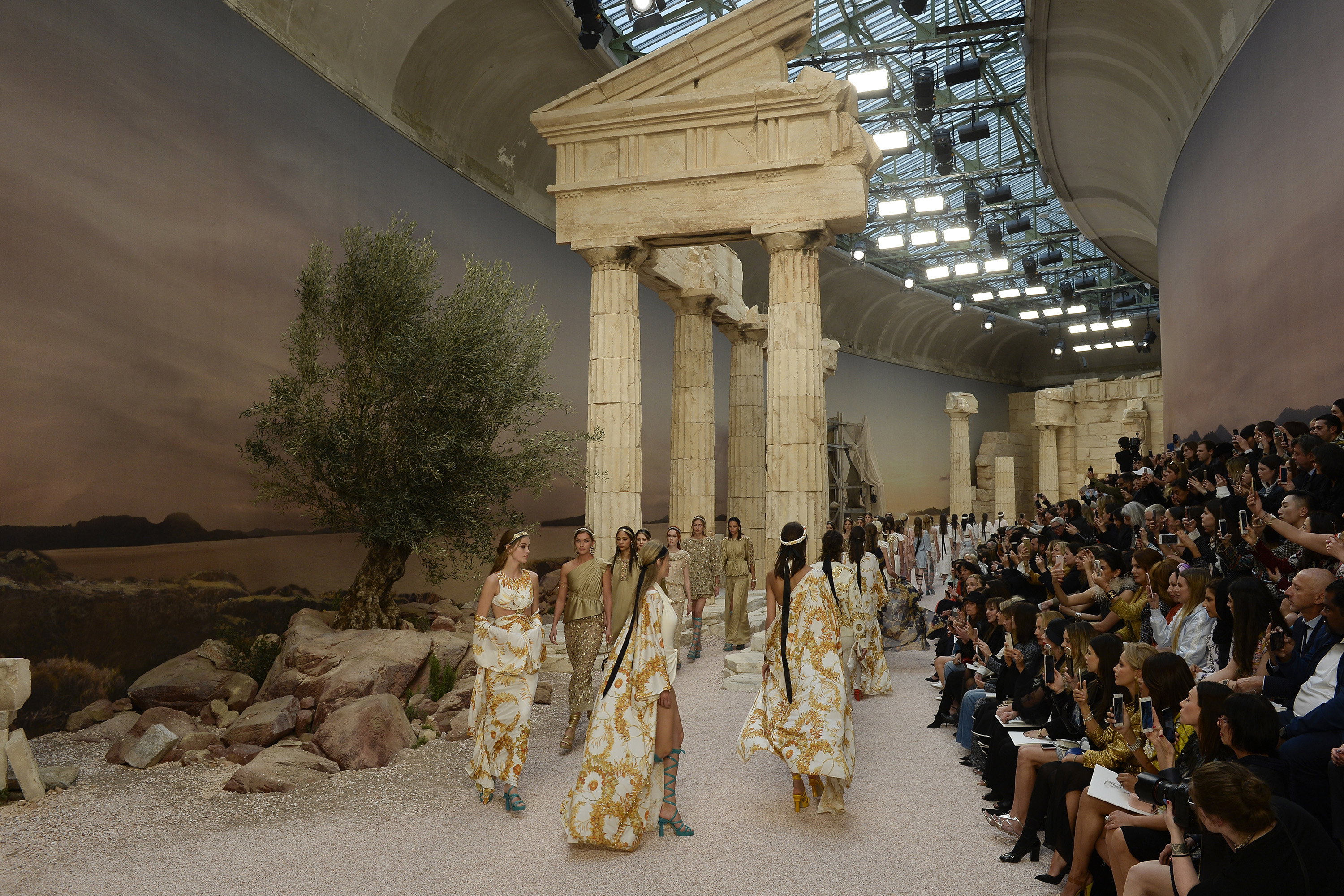 Antyczna Grecja w Paryżu! Pokaz kolekcji Chanel Resort 2018