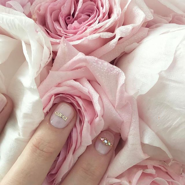 Logo na paznokciach - nowy trend w manicure