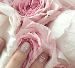 Logo na paznokciach - nowy trend w manicure