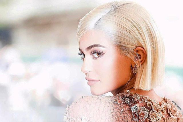 Kylie Jenner w kreacji Versace