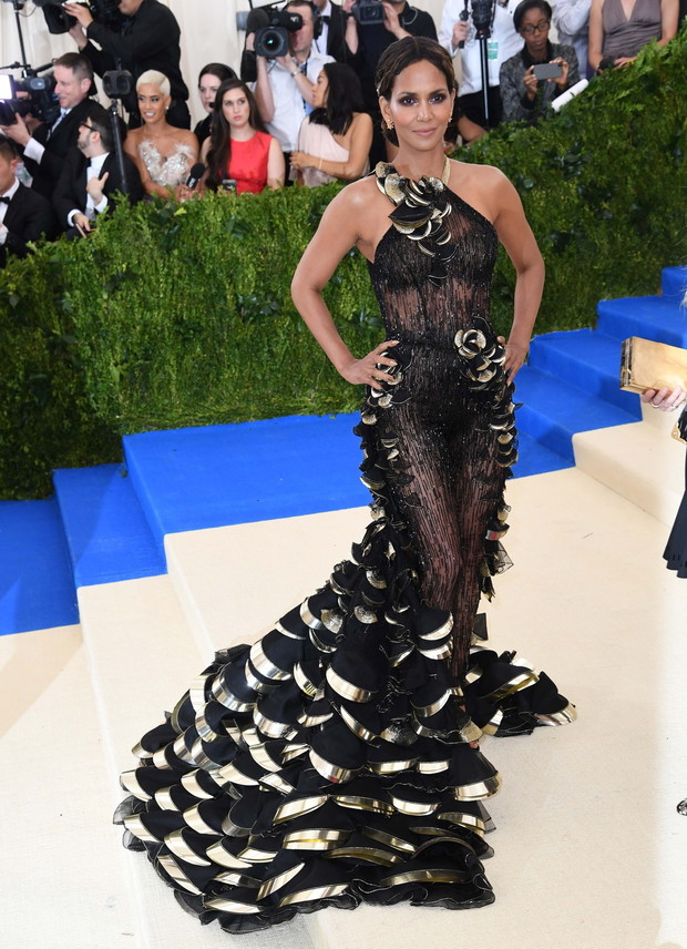 Halle Berry w kreacji Versace na Met Gala 2017