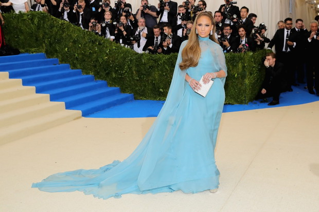 Jennifer Lopez w kreacji Valentino na Met Gala 2017